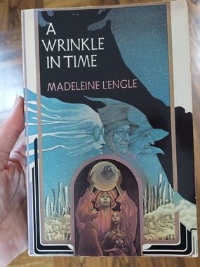 A Wrinkle in Time by Madeleine L'Engle - Illustrated Cover